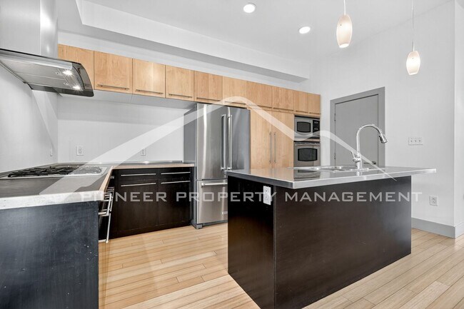 Building Photo - Stunning Condo with City Views and 2 Reser...