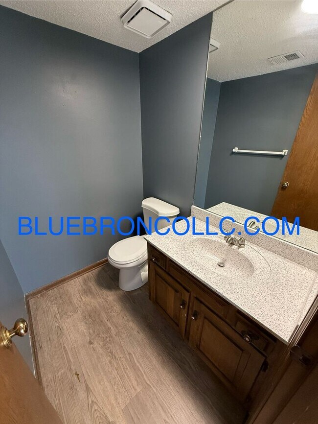 Building Photo - 1002-1006 NW Porter Ct.