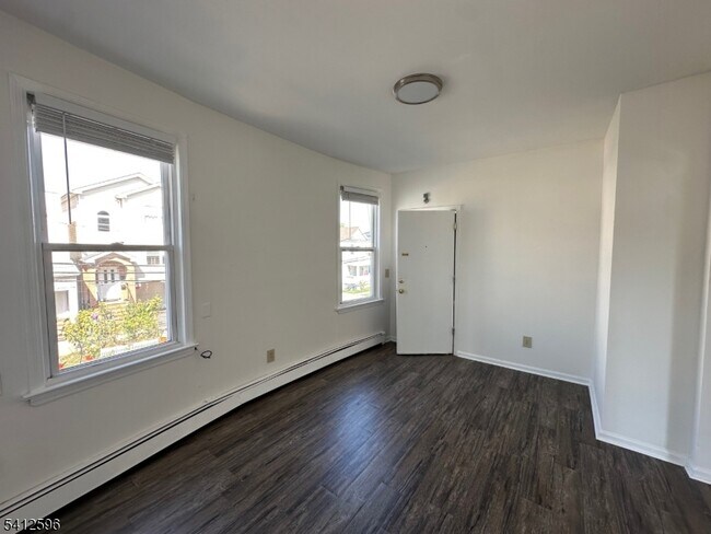 Building Photo - 145 Smith St