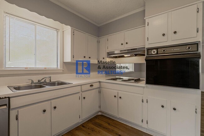 Building Photo - 3 Bed/2 Bath Home In Huntington Park