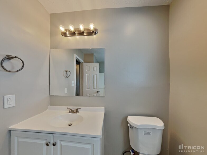 Building Photo - 2445 Grand Fir Dr