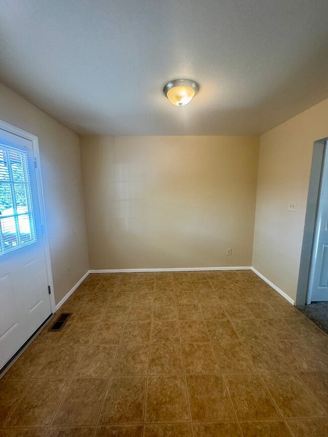 Building Photo - 4 Bedroom Split-Level in Widefield