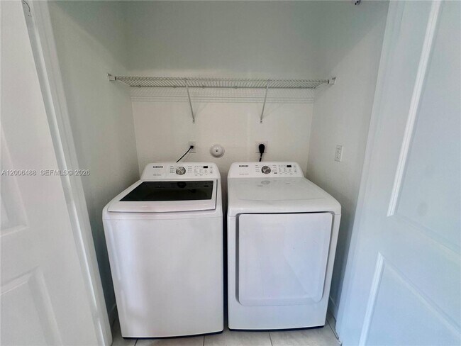 Building Photo - 540 NE 5th Ln