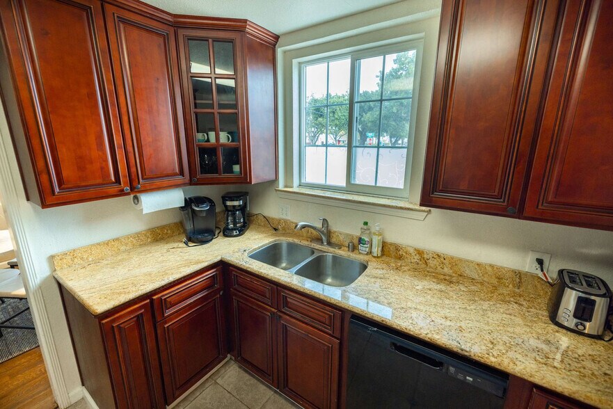 Building Photo - 240 E Hedding St