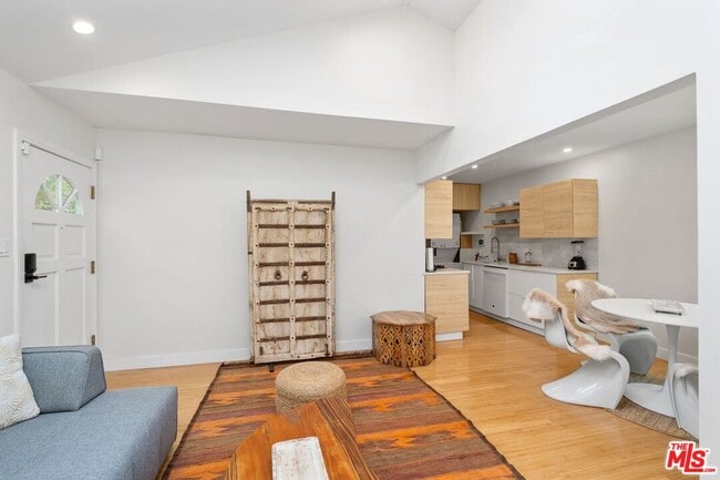 Building Photo - 623 Rose Ave