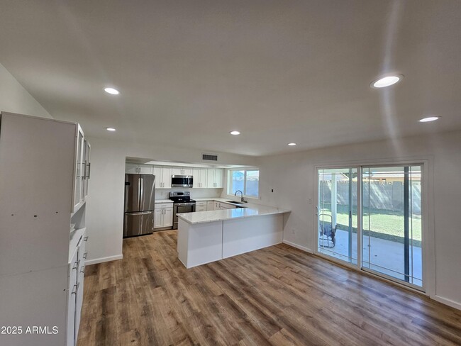 Building Photo - 4910 W Corrine Dr