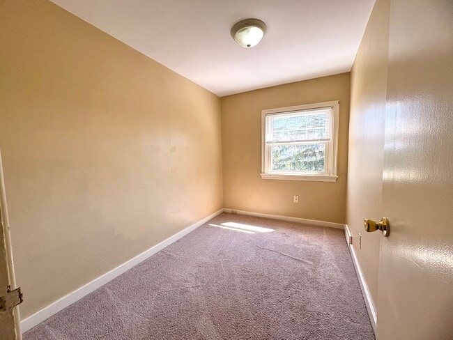 Building Photo - 3 Bedroom 1 Bath Available in Harrisburg!