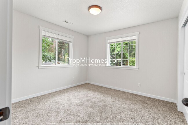 Building Photo - Vibrant Four-Bedroom Country Retreat with ...