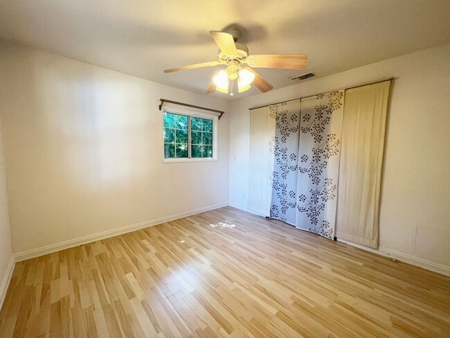 Building Photo - 2 bed 1 bath + Bonus Room