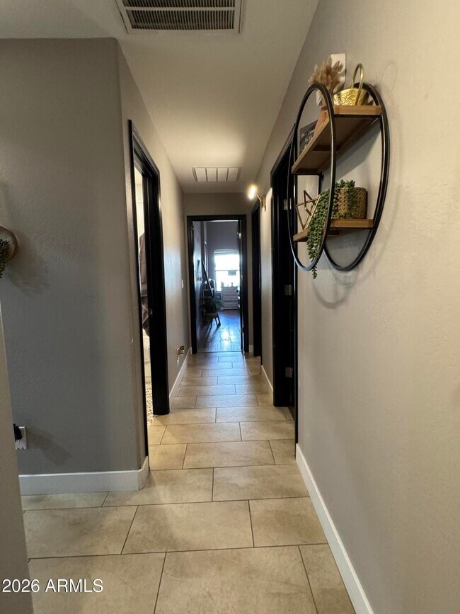 Building Photo - 734 E Kelsi Ave