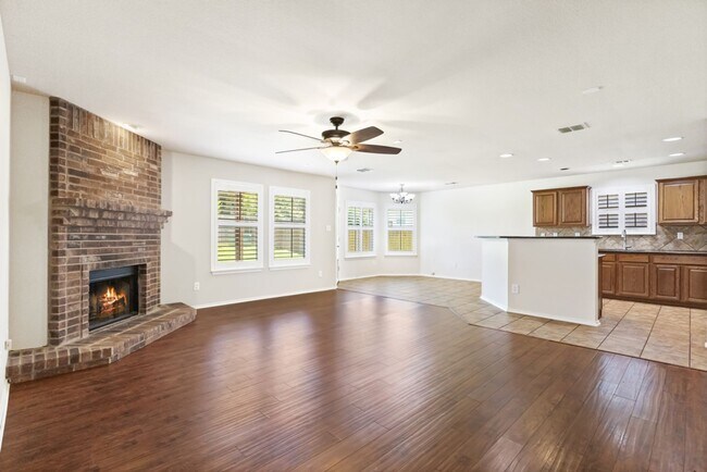 Building Photo - 4 Bedroom/2.5 Bath Wildhorse Subdivision