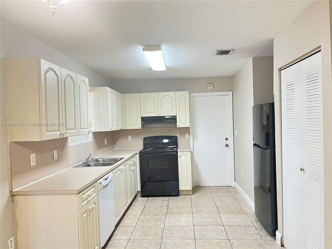 Building Photo - 222 SW 6th Ave