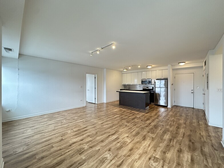 Building Photo - 1544 W Glenlake Ave