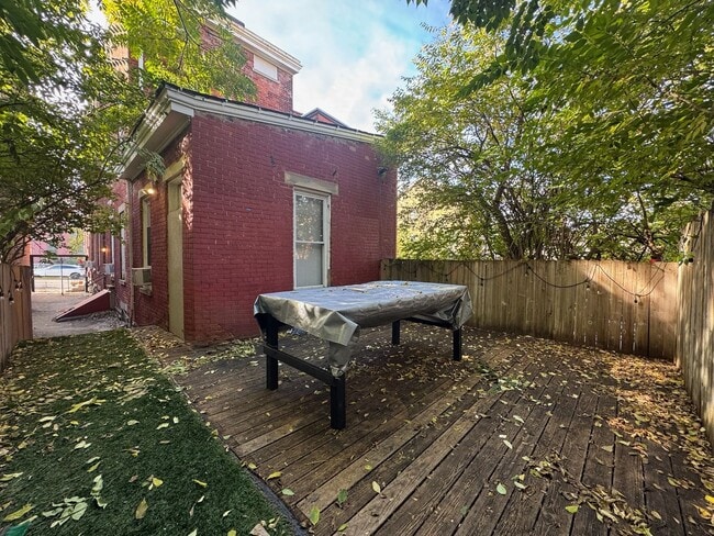 Building Photo - 7 bedroom/ 3bath Mins. from UC + Med Campu...