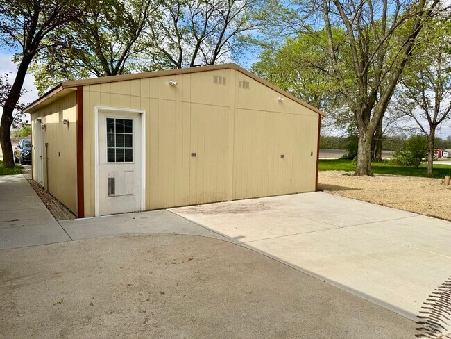 Building Photo - 6809 IL-71