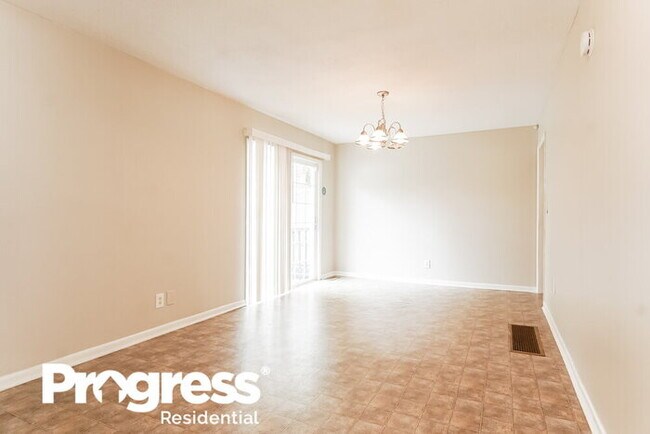 Building Photo - 300 Oakwood Ave