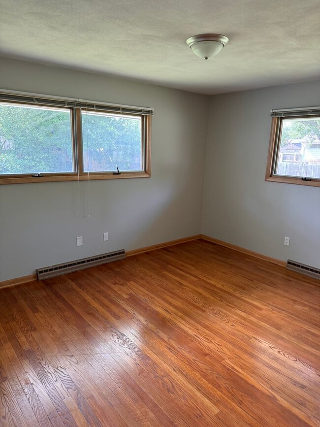 Building Photo - Beautiful Country Club area home available...