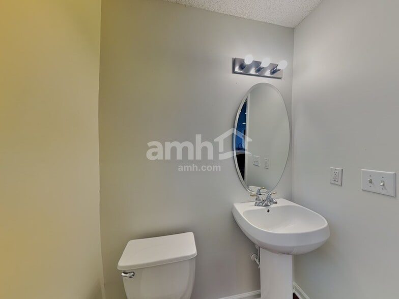 Building Photo - 2521 Highland Park Dr