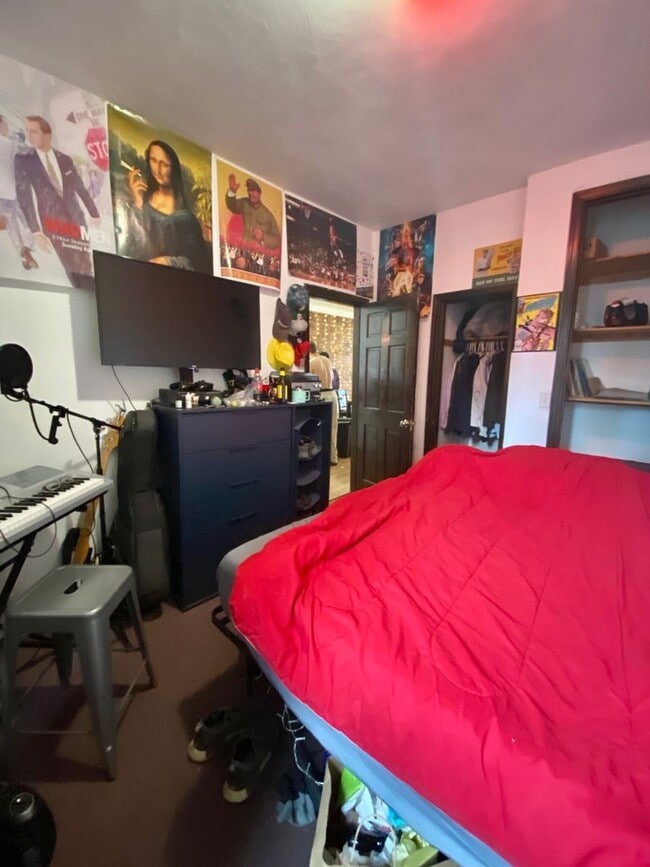 Building Photo - Awesome value four bedroom in Brookline