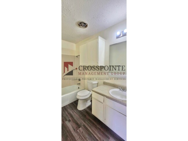 Building Photo - Tour Today! 3 Bedroom, 2 Bathroom Unit!