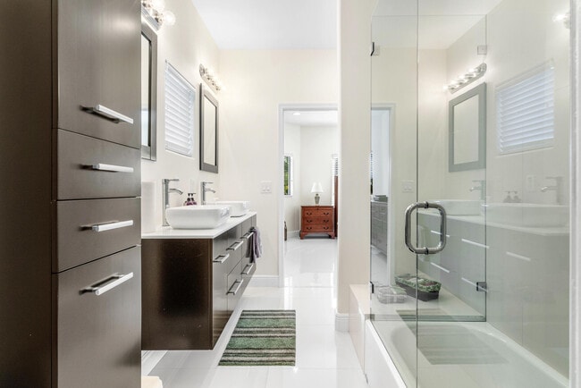 Building Photo - 1500 NE 4th Ct