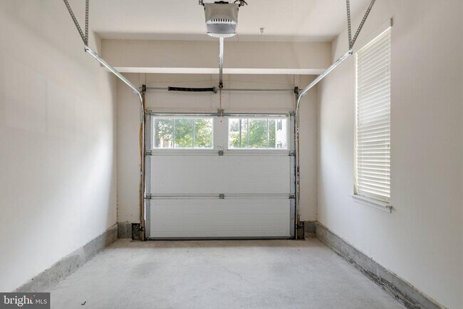 Building Photo - 13960 Greendale Dr