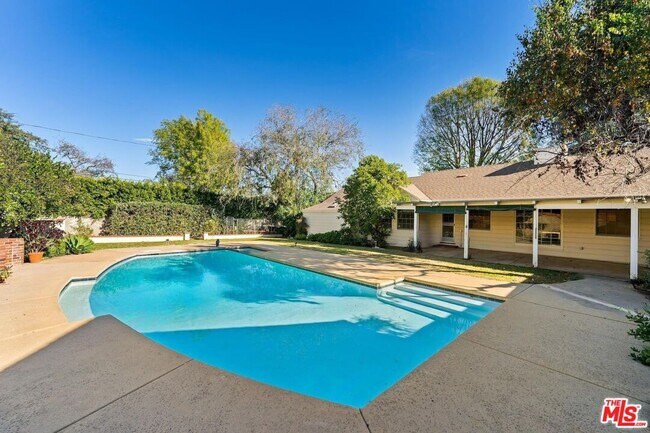 Building Photo - 17117 Weddington St