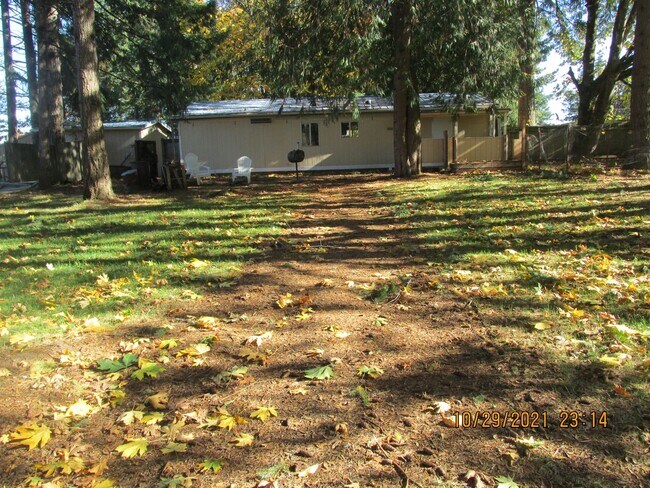 Building Photo - Country Living !  Huge lot !  3 bedroom an...