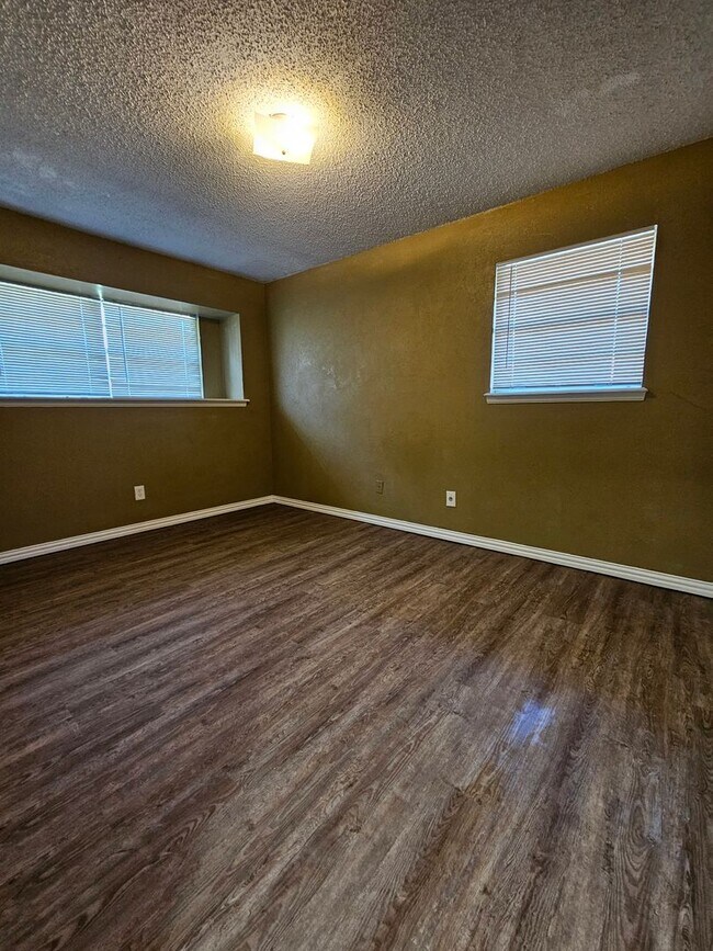 Building Photo - (3) Bed/(1.5) Bath Avail NOW! Pet Negotiable!