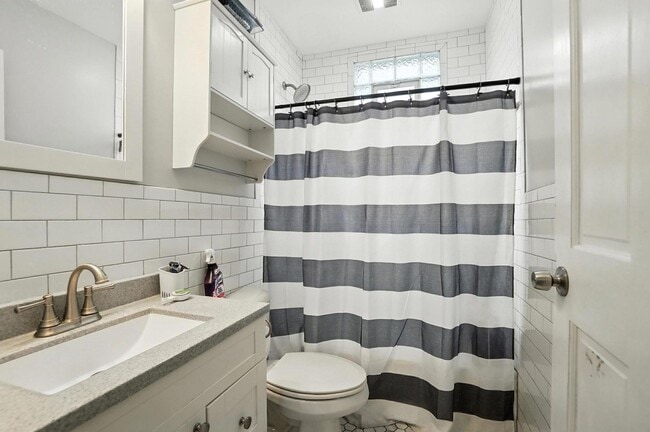 Building Photo - 6 bed/3.5 bath on Atkinson, Mins. from UC for Only $650/pp ($3900/mo)!