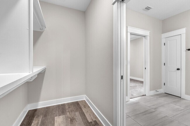 Building Photo - Modern 3 Bedroom Townhome!!