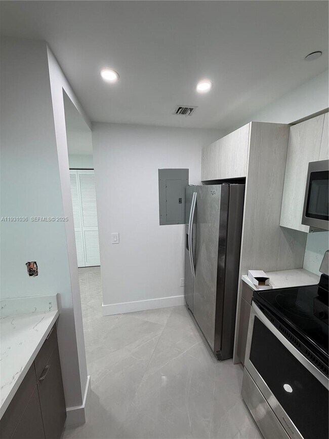 Building Photo - 2475 Brickell Ave