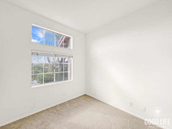 Building Photo - Modern comfort meets coastal living in thi...