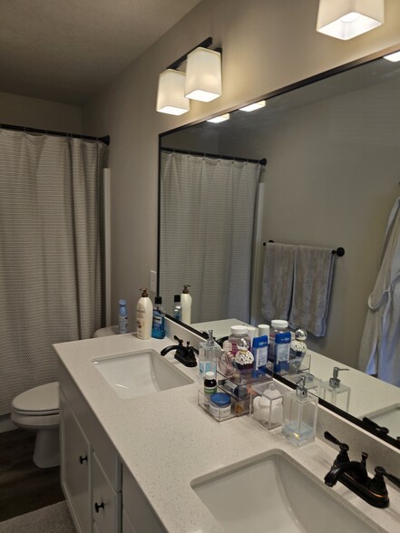 Building Photo - 6931 Bluebell Ct