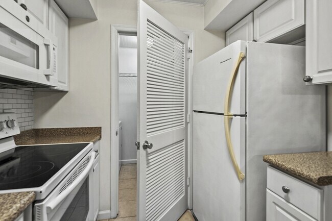 Building Photo - 1878 Montclair Dr