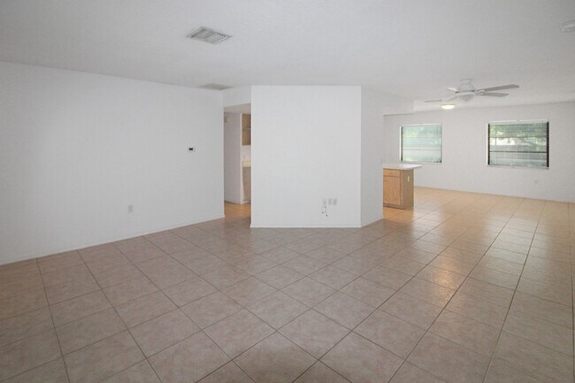 Building Photo - 832 Golf Dr