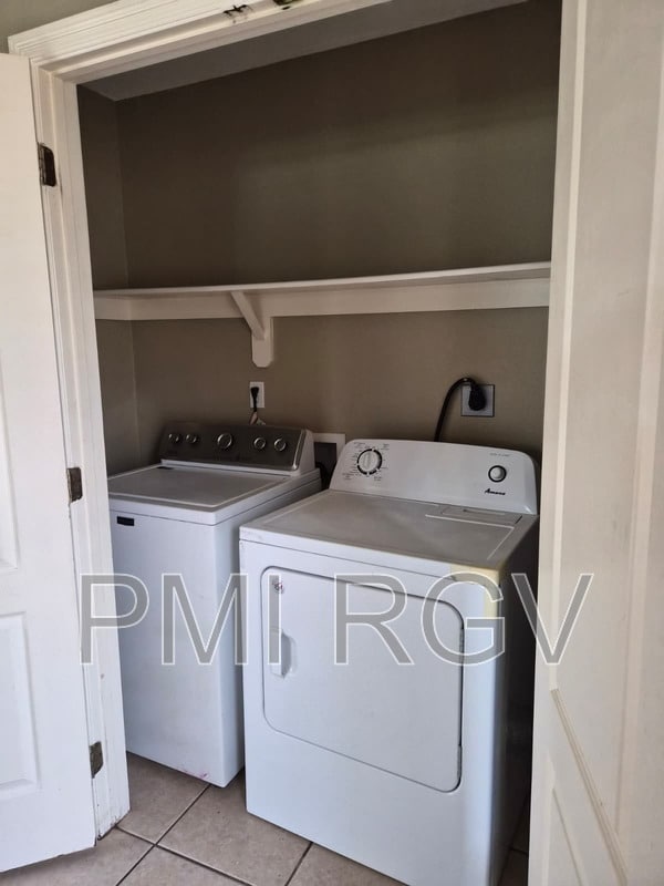 Building Photo - 8314 N Val Verde Rd