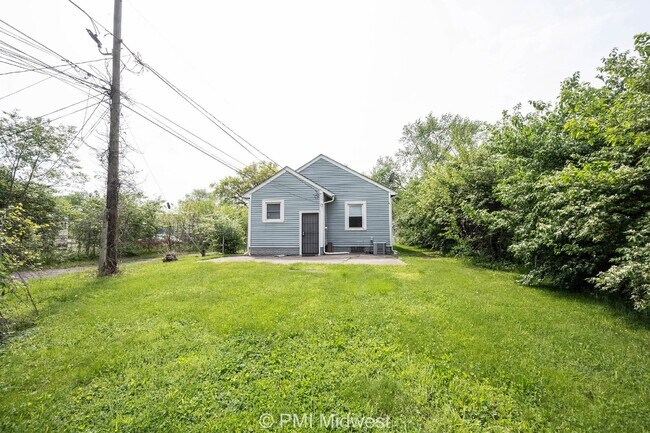 Building Photo - Charming 2-Bedroom Home with Hardwood Floo...