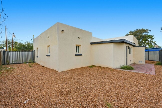Building Photo - Bright, Fresh & Pet-Friendly — 3BR Retreat Minutes from U of A