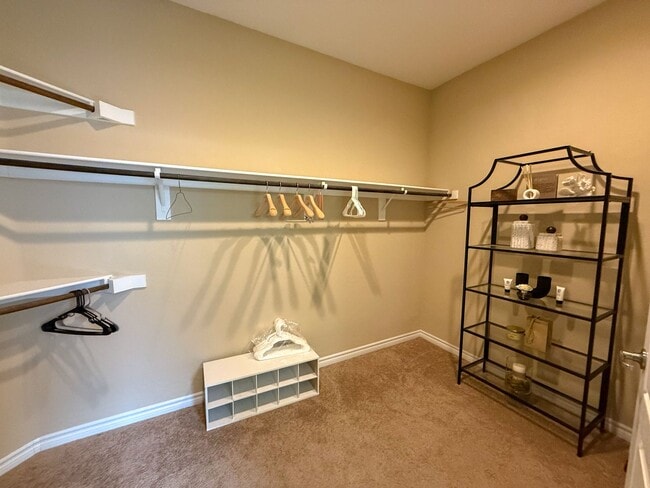 Building Photo - Luxury 6/BD 4.5/BA Large Furnished Home with Dual Primary Suites in Gated Community