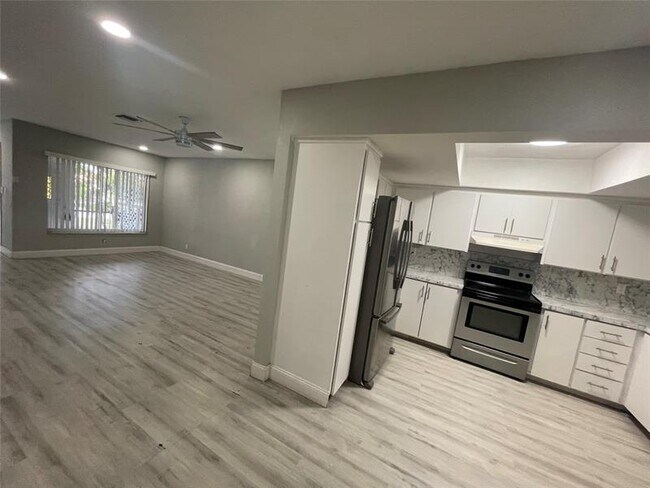 Building Photo - 7902 NW 70th Ct