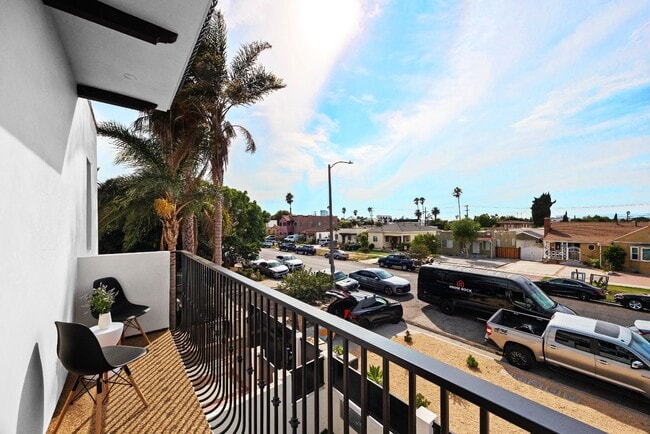 Building Photo - Bright and Spacious Newly Renovated Townhome | 5 Bedroom | 5 Bathroom | Parking Included