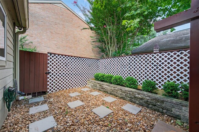 Building Photo - 9400 Doliver Dr