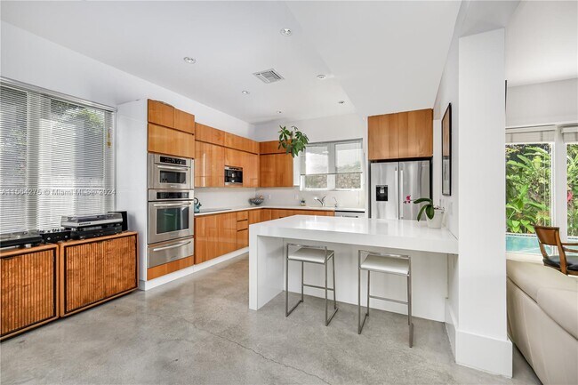 Building Photo - 696 NE 68th St