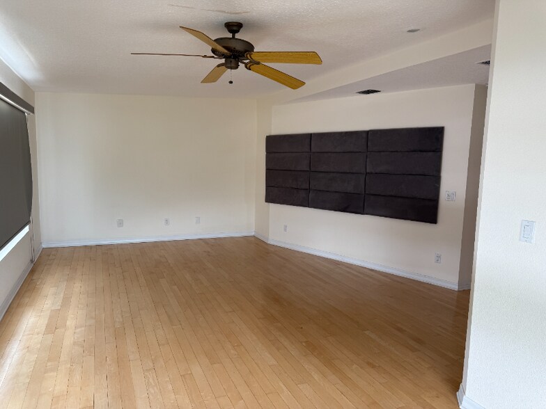 Building Photo - 8771 Bay Pointe Dr