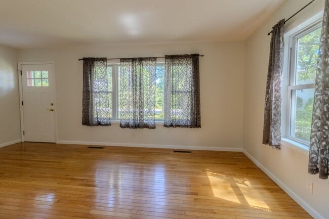 Building Photo - The Little Bungalow of Your Dreams Near East Bay! 2BR / 1BA Long-Term Rental