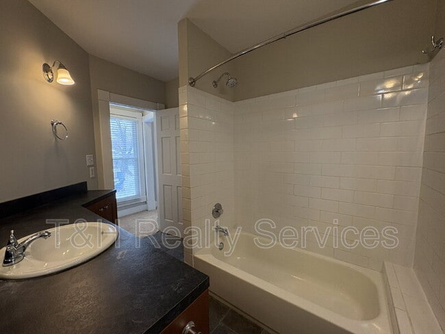 Building Photo - 1820 E 12th St