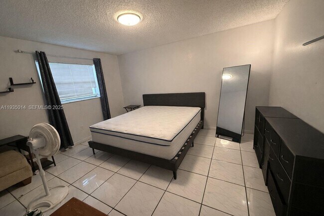 Building Photo - 4621 SW 33rd Ave