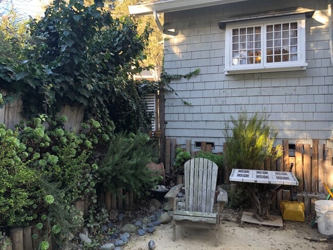 Building Photo - Historic 2-bedroom, 1.5 bath home in the h...