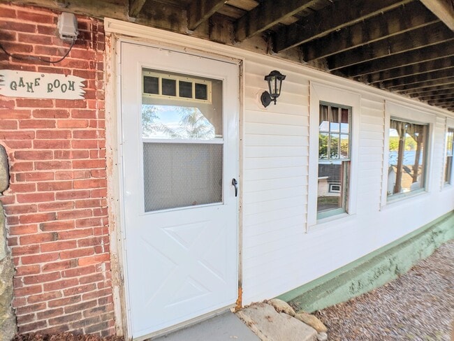 Building Photo - 885 Laconia Rd